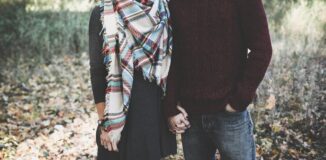 Para-trzymajaca-sie-za-rece