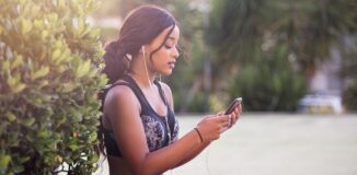 Dziewczyna-w-sportowym-topie-ze-sluchawkami