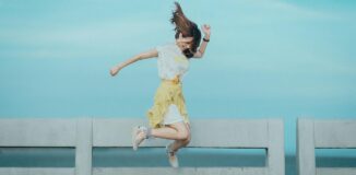 Dziewczyna-w-podskoku