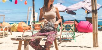 Kpbieta-siedzaca-na-krzeselku-na-plazy