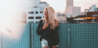 Blondynka-w-okularach-na-tle-miasta